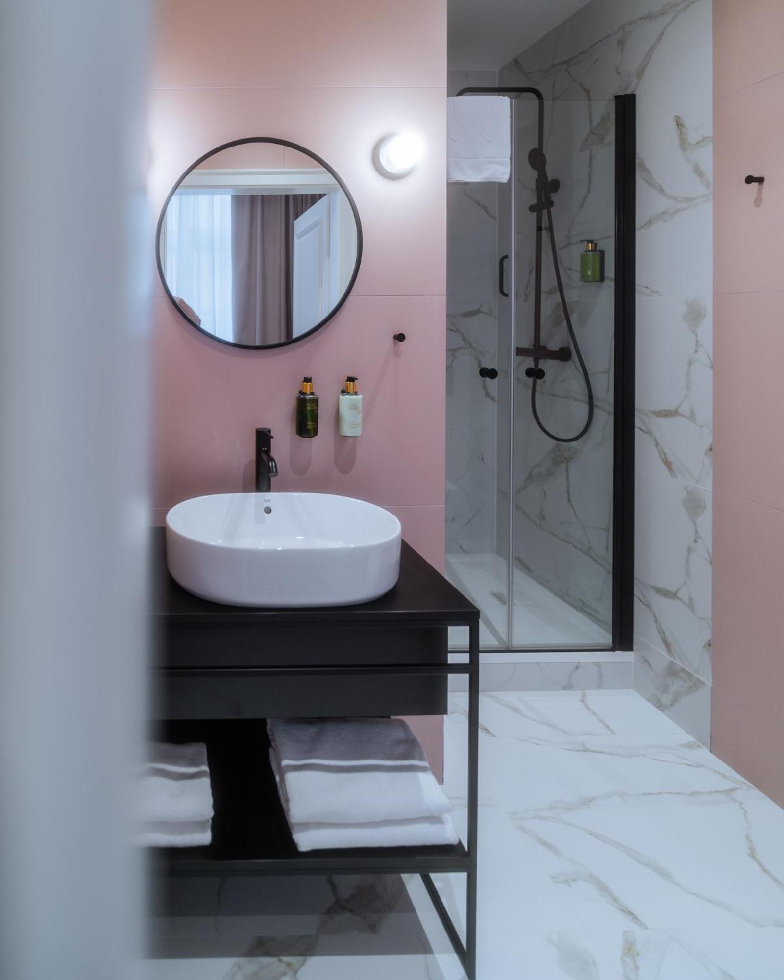 Hotel Pietryna Lodź Bagian luar foto