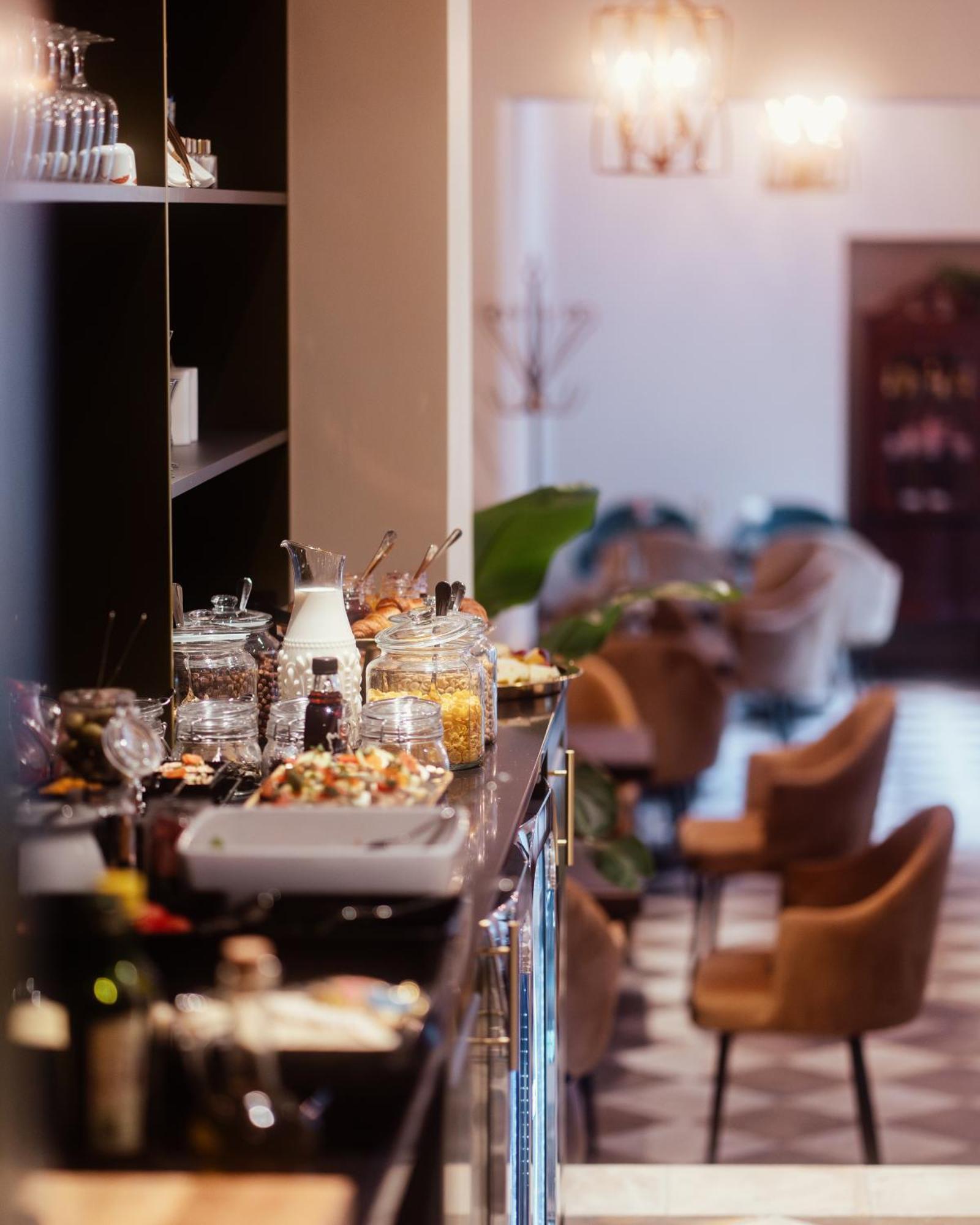 Hotel Pietryna Lodź Bagian luar foto